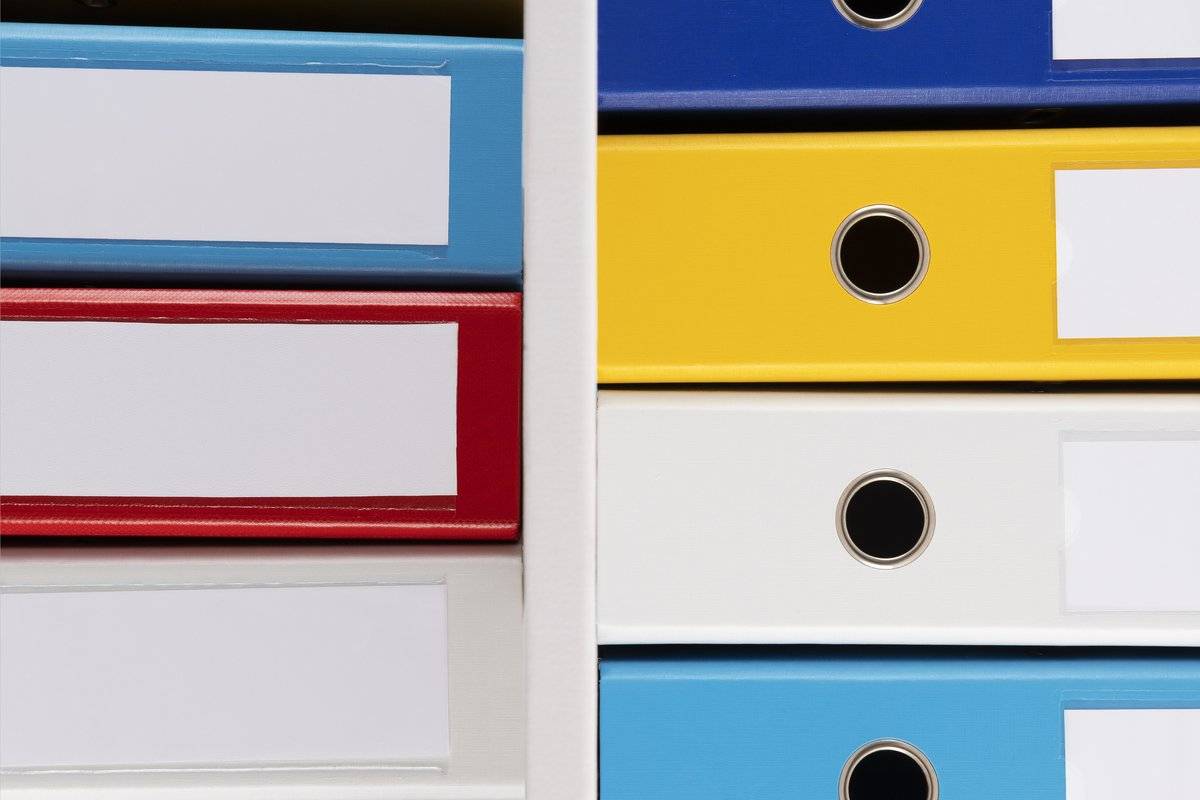 Classeurs de couleur alignés : les preuves Qualiopi passées en revue pendant l'audit blanc