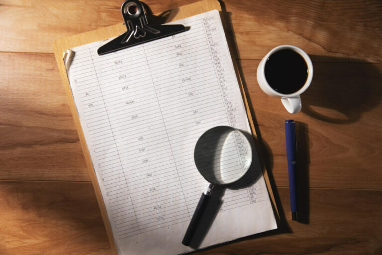 Porte-bloc avec un tableau de contrôle et une loupe sur un bureau