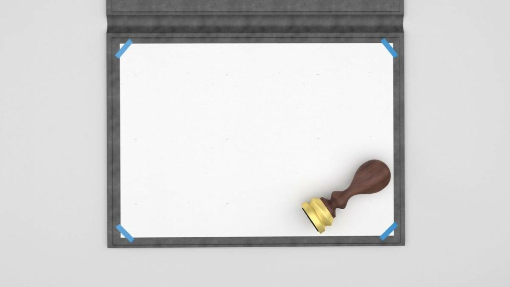 Document officiel et tampon sur un bureau : la certification Qualiopi est délivrée après un audit par un organisme certificateur