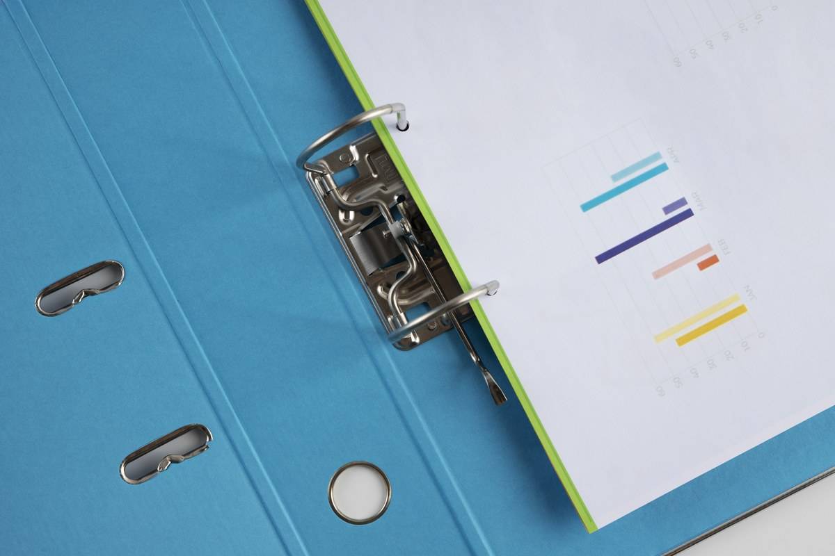 Classeur de preuves ouvert sur un bureau : chaque étape de la certification Qualiopi repose sur des pratiques documentées