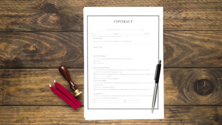 Contrat de formation et tampon sur un bureau : la certification Qualiopi n'est exigée que pour certains financements