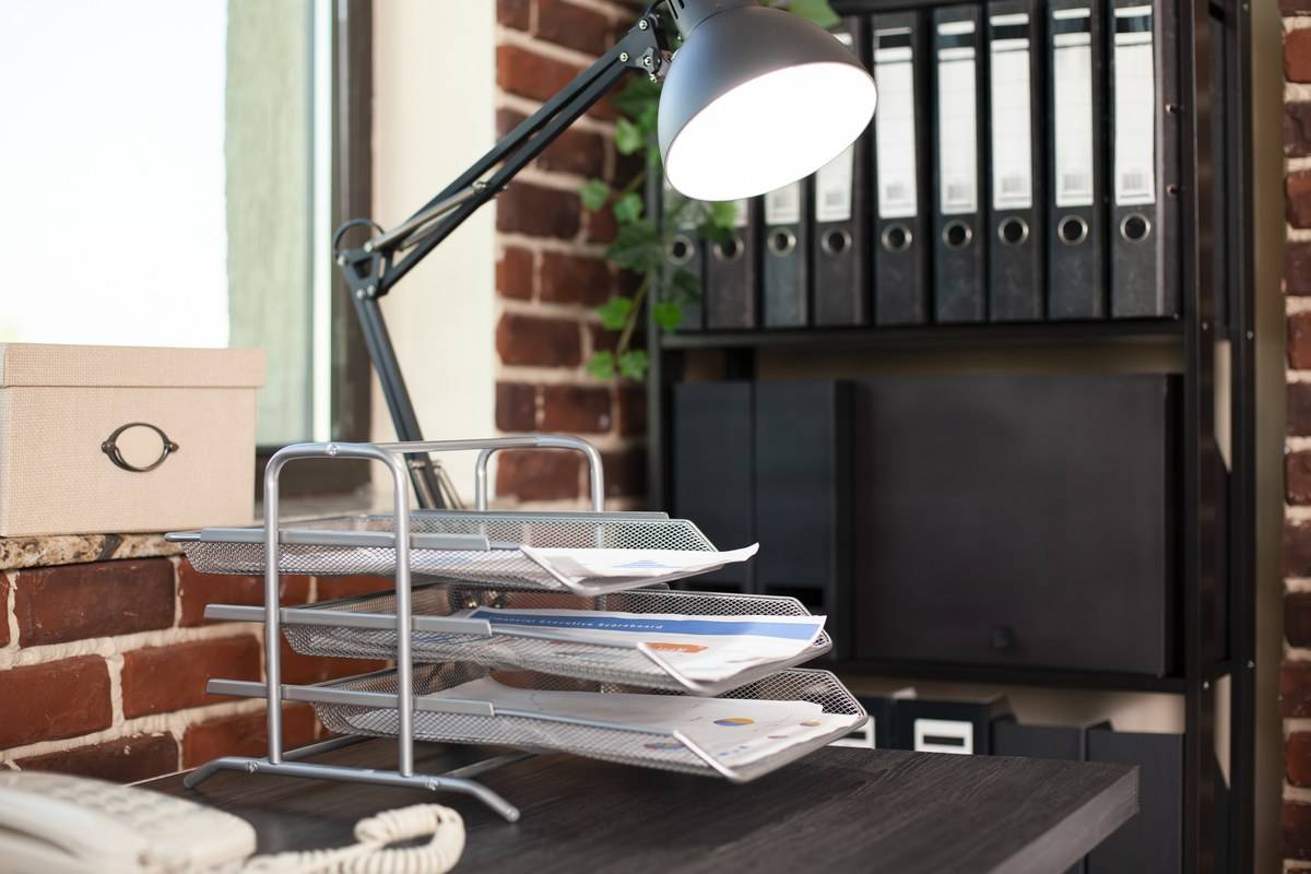 Bureau avec classeurs et bannettes de documents, pour organiser les preuves Qualiopi